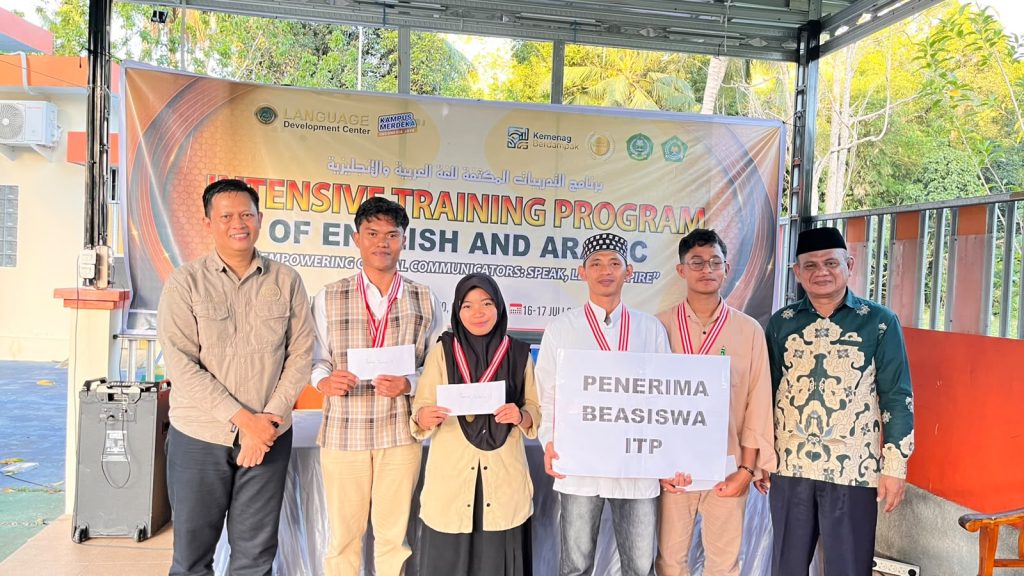 Apresiasi Peserta Terbaik, UPA-Bahasa IAIN Sultan Amai Gorontalo Serahkan Beasiswa dan Penghargaan pada Penutupan ITP